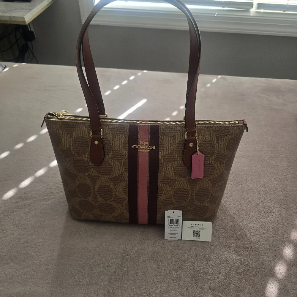❗️❗️SOLD❗️❗️COACH Gallery Tote In Signature Canvas - Picture 2 of 8